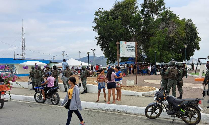 Militares resguardan el malecón de San Vicente, en Manabí.