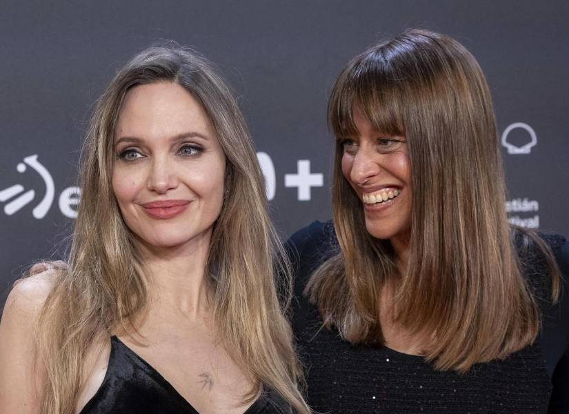 La actriz Angelina Jolie (i) y la realizadora Alice Winocour en San Sebastián.