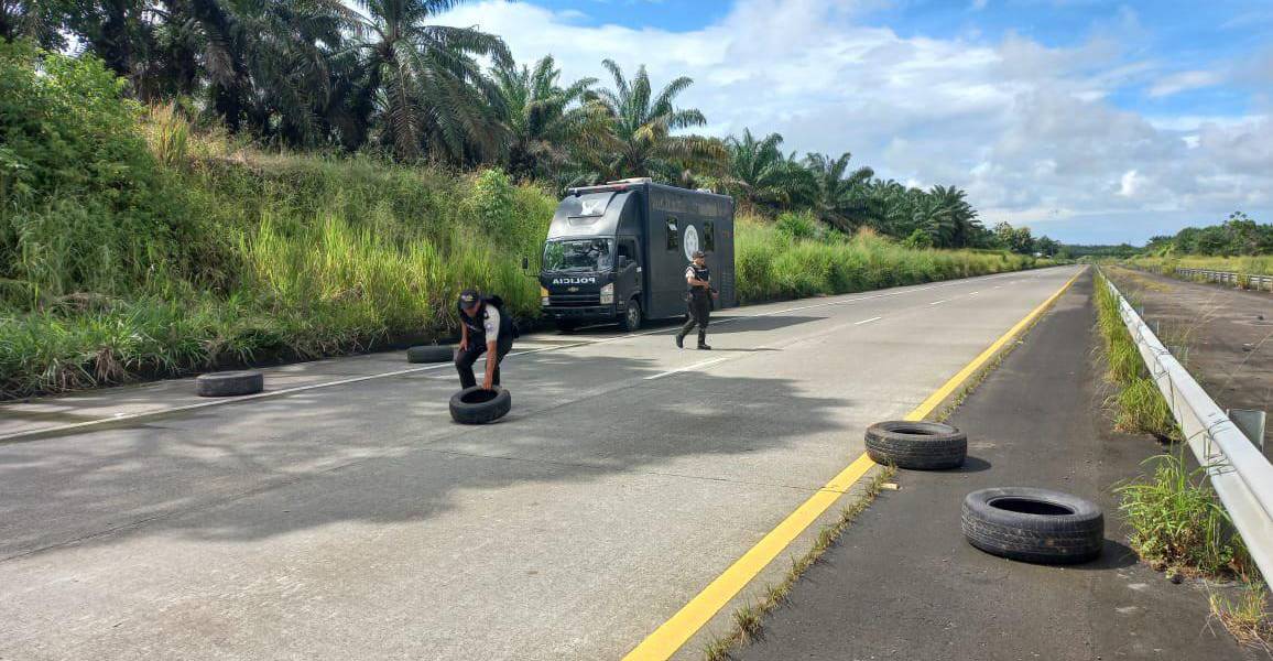 Policía retira obstáculos que delincuentes usaban para robar a vehículos en vía de Quevedo
