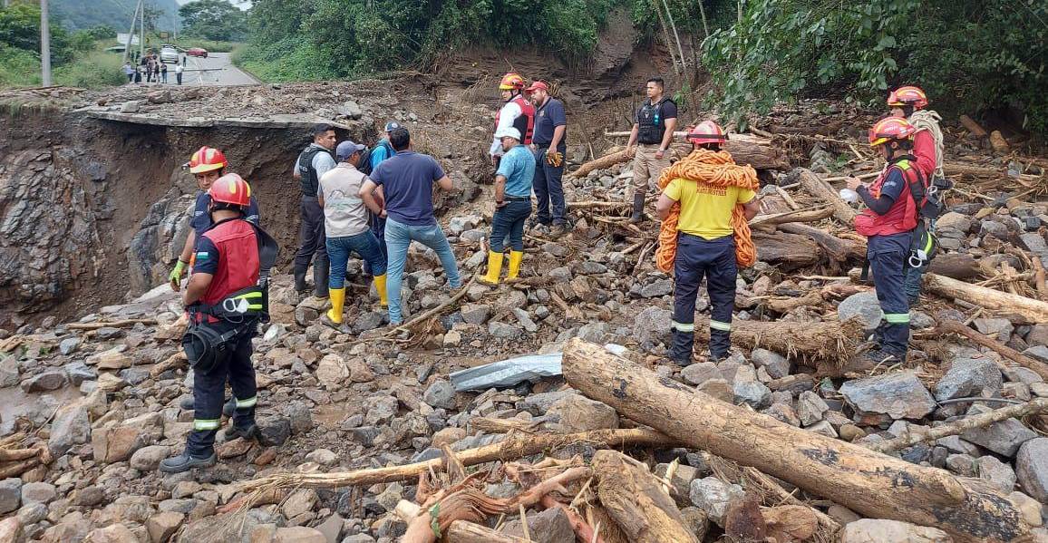 La vía entre Riobamba y Cumandá colapsó por los aguaceros y un deslave