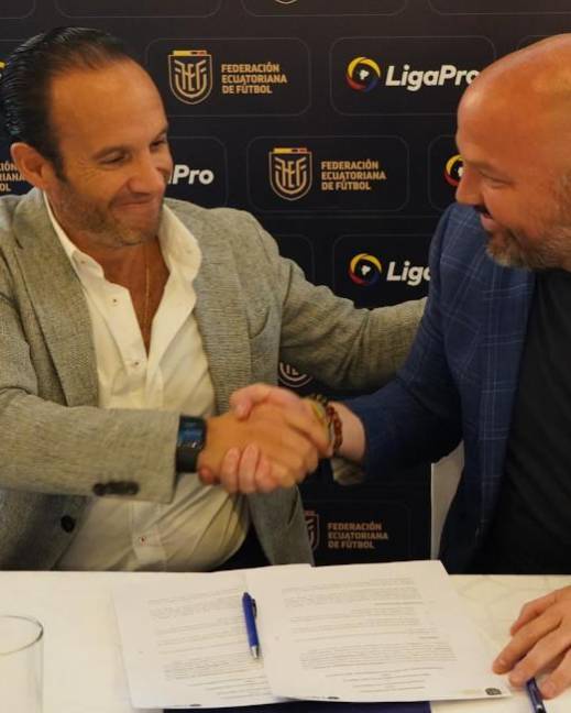 Presidente de la FEF, Francisco Egas y Miguel Ángel Loor, presidente de Liga Pro firmando un acuerdo para el uso del VAR 2023