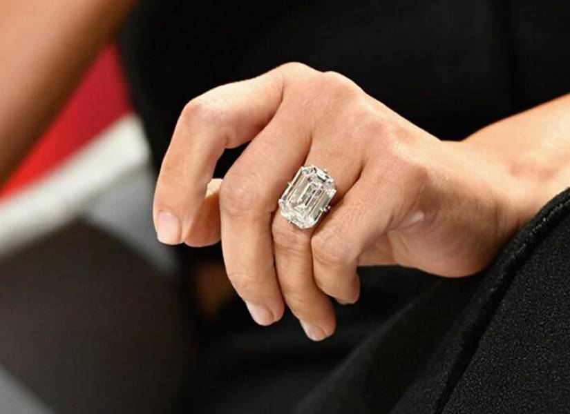 Fotografía de una de las joyas sustraídas a Kim Kardashian.