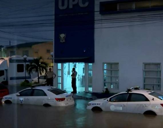 El agua inundó la Unidad de Policía Comunitaria en el norte de Guayaquil.
