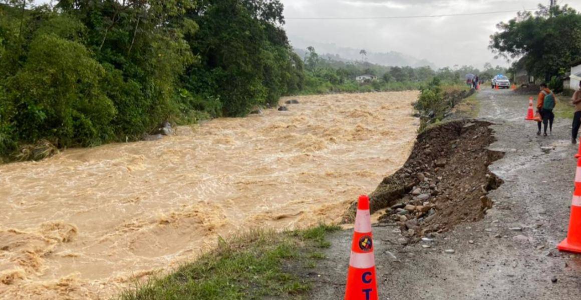 Las intensas lluvias dejan comunidades inundadas y puentes destruidos en Bolívar y Los Ríos