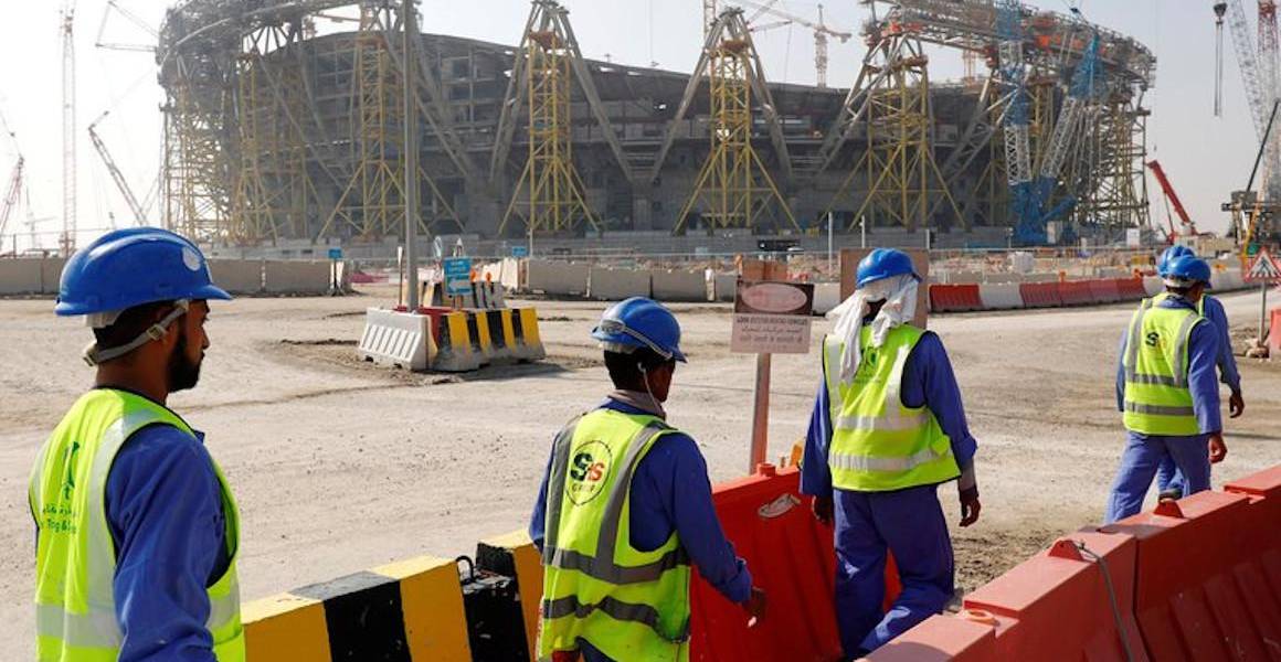 Mundial Qatar 2022: el anfitrión reconoce la muerte de entre 400 y 500 obreros emigrantes