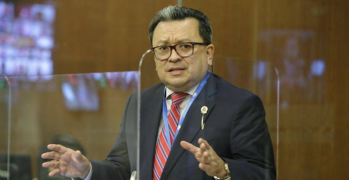 Ricardo Vanegas asumirá la defensa del juez Jhon Rodríguez, quien ordenó restituir los derechos políticos a Jorge Glas