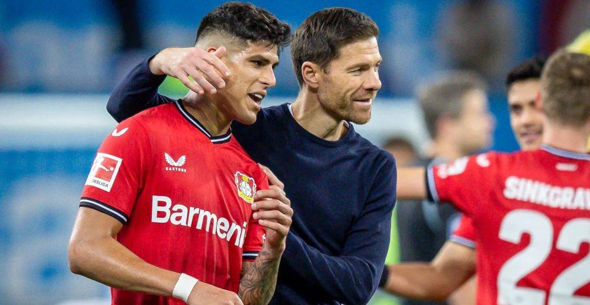 Xabi Alonso advierte a Hincapié y al resto de jugadores del Bayer Leverkusen de no confiarse previo a las semis de la Europa League contra la Roma