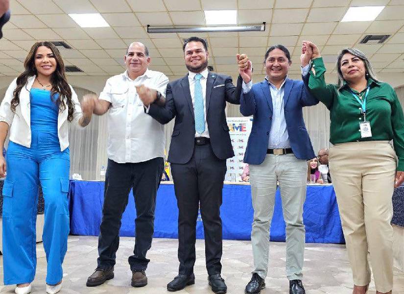 El alcalde de Vinces, Alfonso Montalván, y la alcaldesa del cantón Simón Bolívar, María Fernanda Vargas, electos para la directiva de la regional 5 de la Asociación de Municipalidades del Ecuador (AME).
