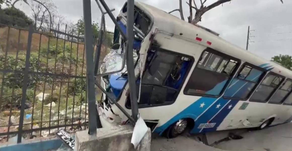 Guayaquil: Un intento de robo provocó que un bus se choque contra el cerramiento del Mercado de Montebello
