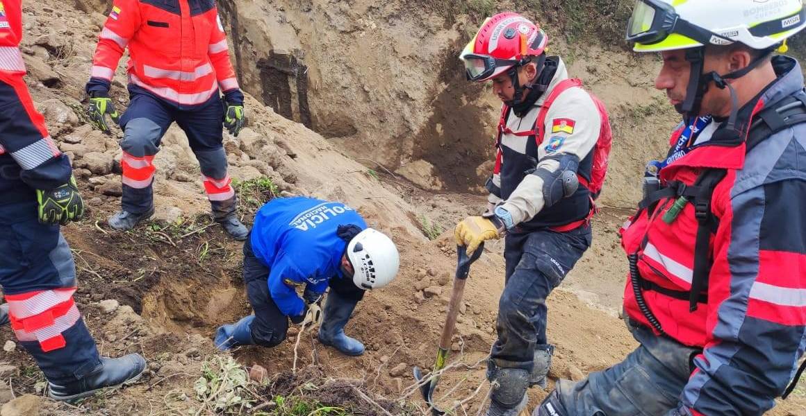 Deslave en Alausí | Comerciante peruano sepultado entre los escombros llama a su familia: Estoy vivo
