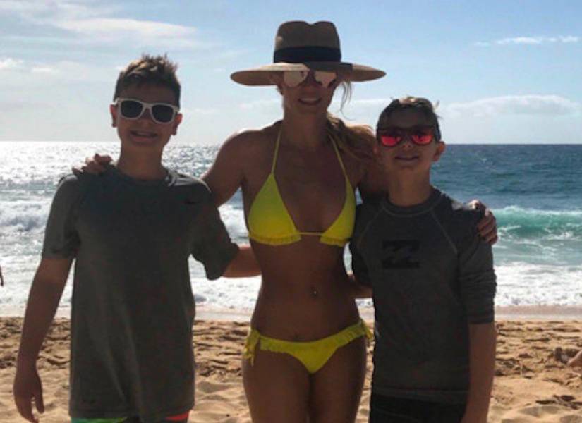 Britney Spears y sus hijos en la playa en 2014.