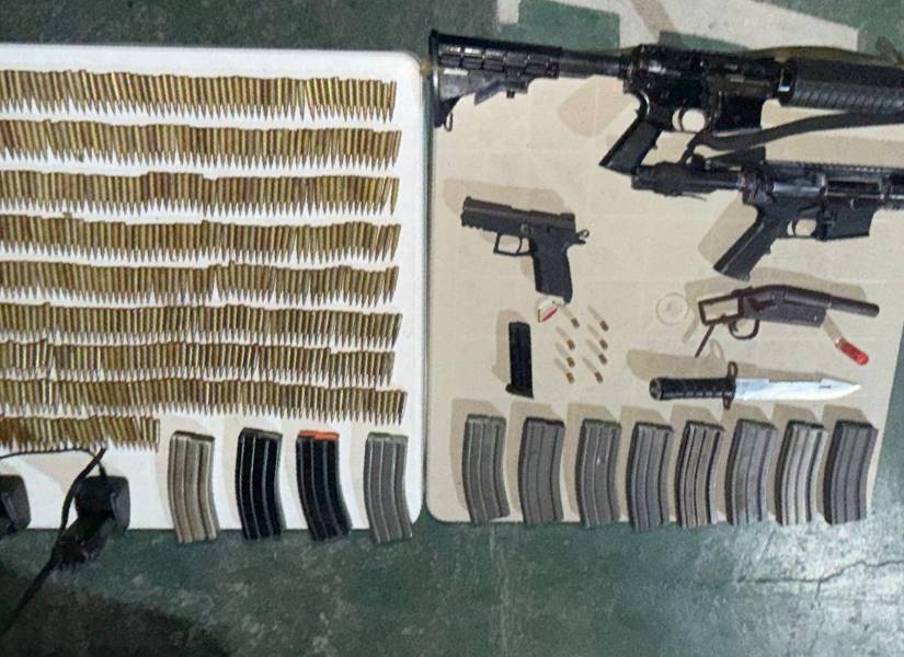 Foto del arsenal con el que fueron capturados los dos hombres que fueron asesinados en la cárcel de Esmeraldas.