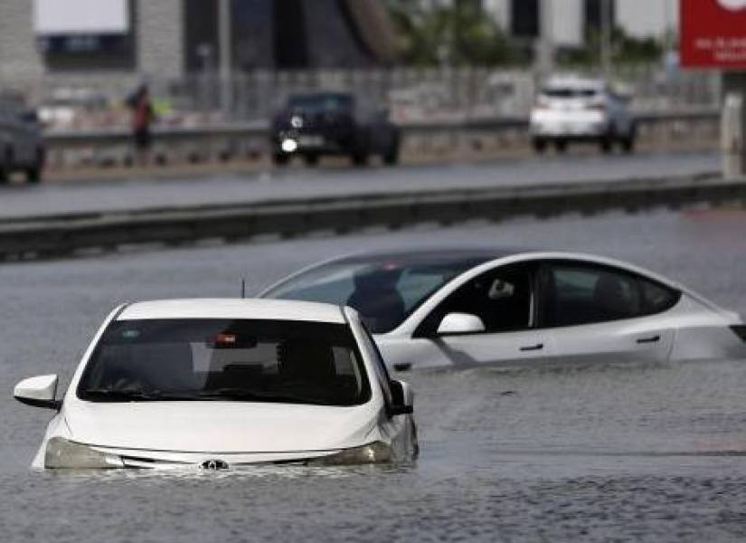 Automóviles sumergidos en Dubái este miércoles.