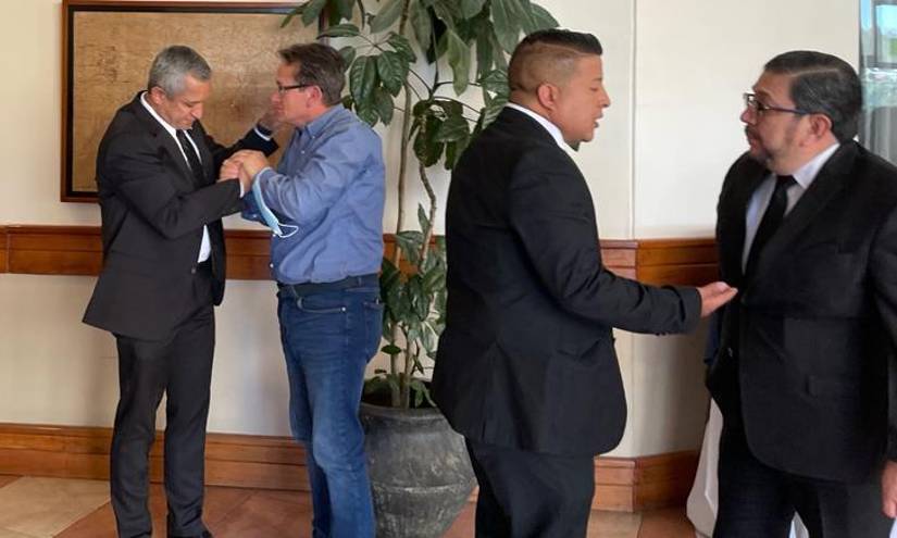 Patricio Carrillo (izq.) recibió el pésame de lo asistentes a la rueda de prensa.