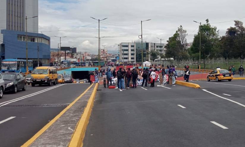 Aglomeración de personas en los exteriores de la Universidad Central.