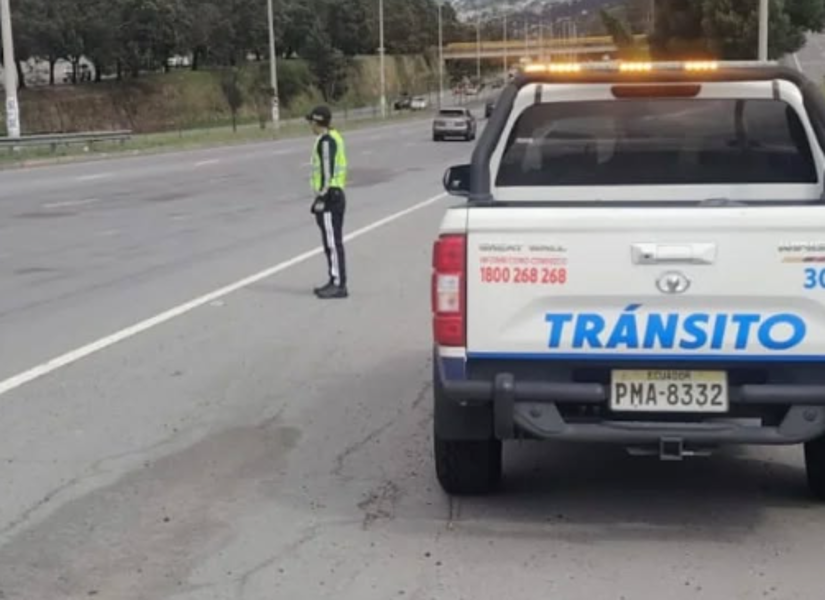 Agente de tránsito realizando controles.