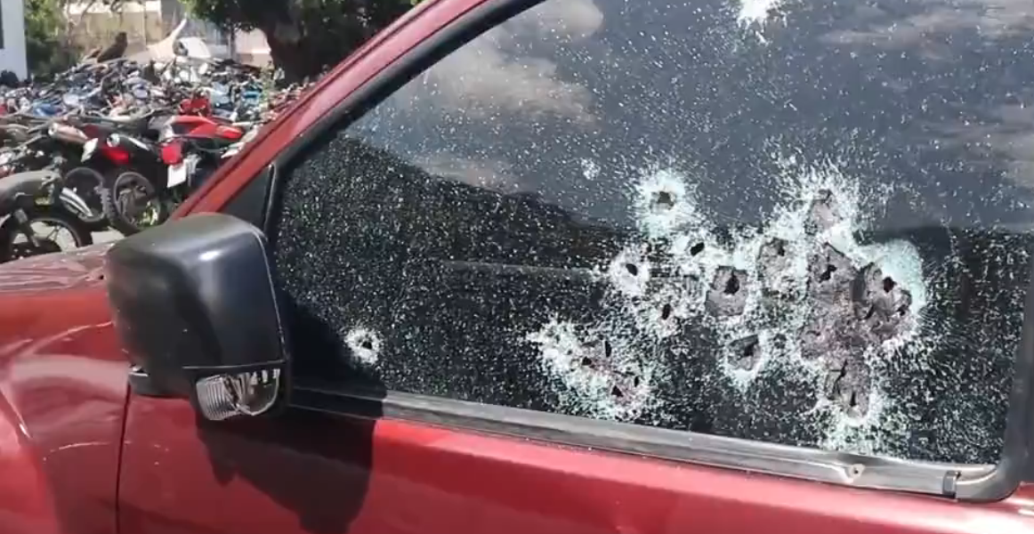Imagen de la camioneta baleada donde fueron asesinados un padre y su bebé de 11 meses.