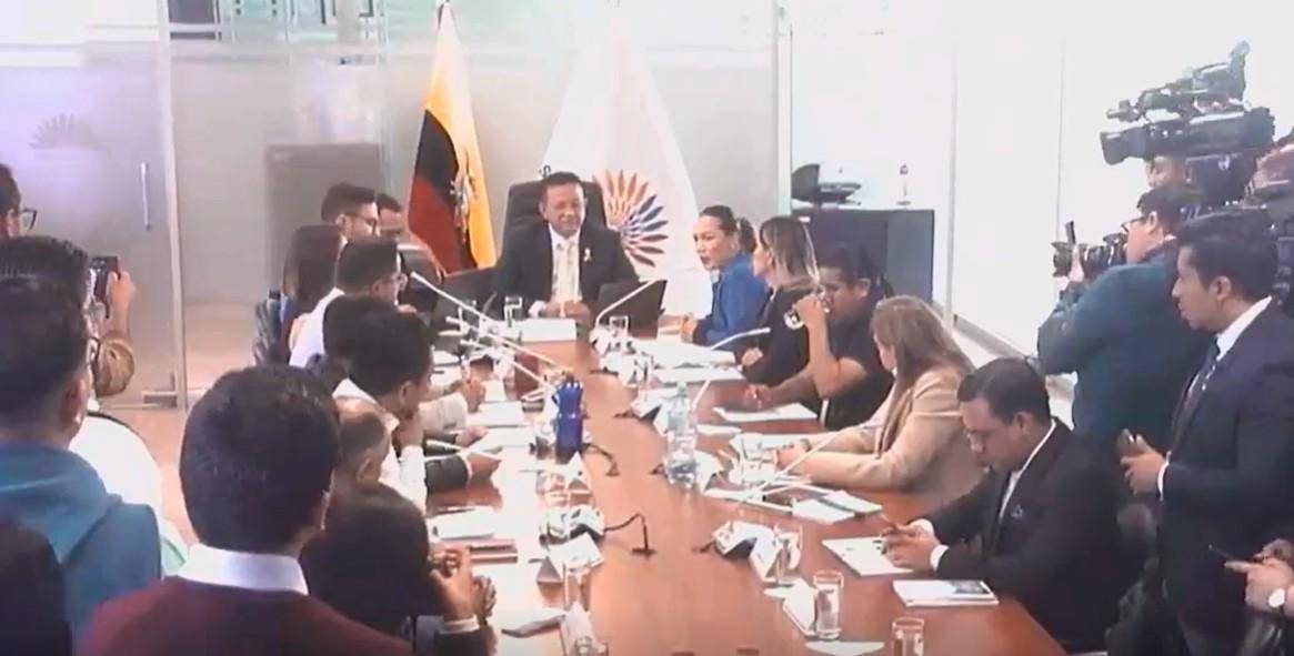 Mishel Mancheno y Nuria Butiñá presentan las pruebas de cargo y descargo sobre presuntos cobros de diezmos en la Asamblea Nacional