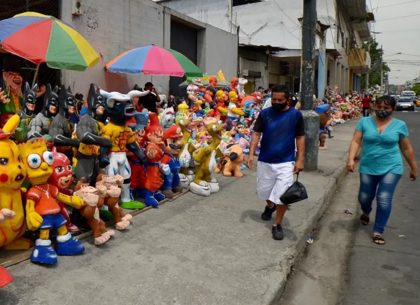 Foto referencial a monigotes de fin de año