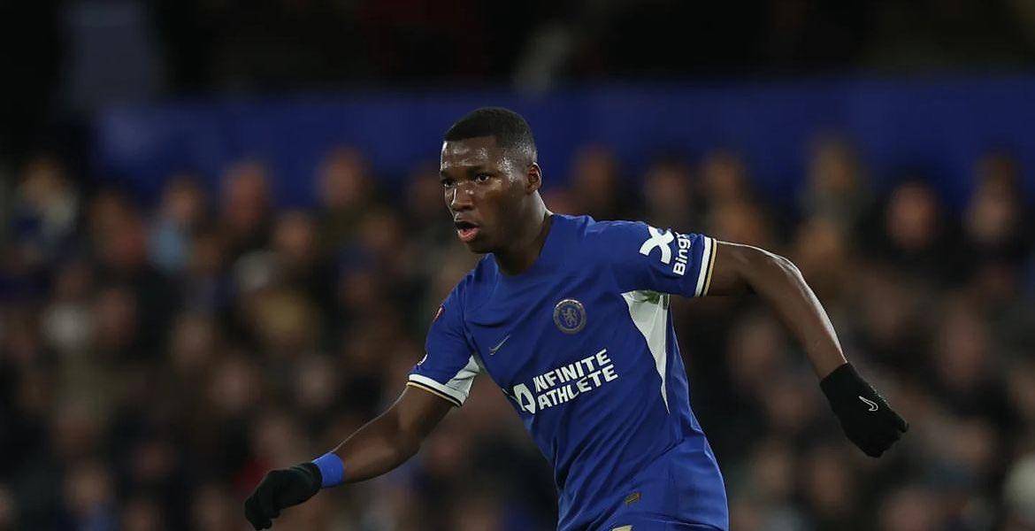 Moisés Caicedo golpeó su asiento y lanzó su abrigo al ser sustituido en la derrota del Chelsea, según la prensa inglesa