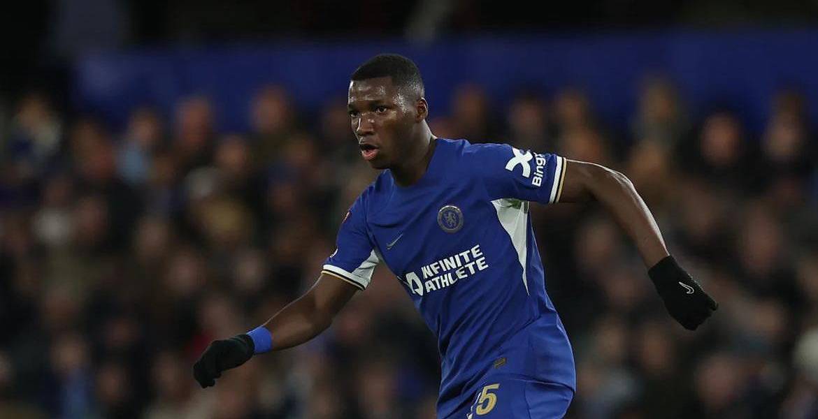 Moisés Caicedo y el Chelsea jugarán la semifinal de ida de la Copa de la Liga