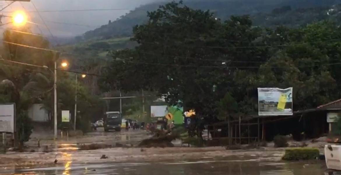 Al menos cuatro viviendas afectadas tras aluvión en Santa Isabel, Azuay