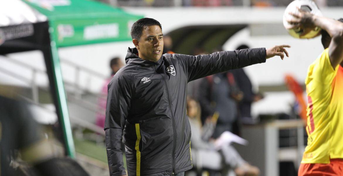 Liga Pro llama a César Farías tras sus declaraciones