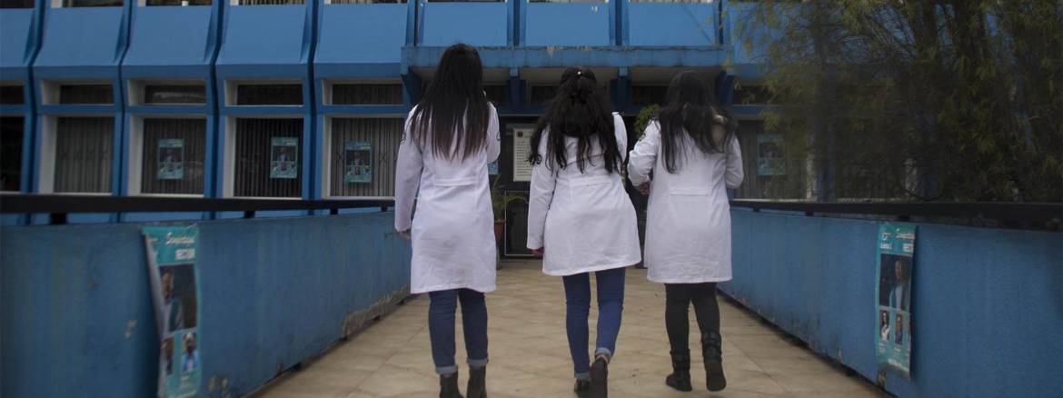 Ecuador tiene un exceso de médicos generales: inquietud latente al final de 2025