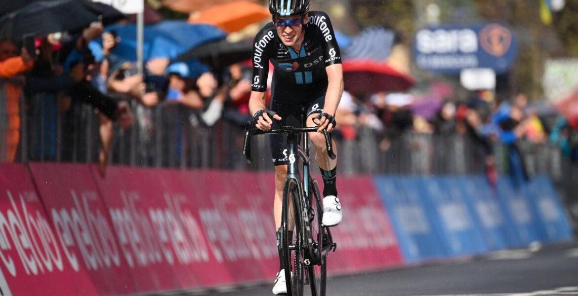 Arensman gana la etapa reina de la Vuelta a España y Evenepoel mantiene la roja