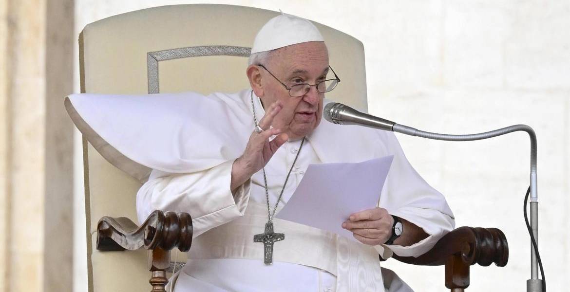 Papa Francisco expresa su cercanía con Ecuador tras el terremoto