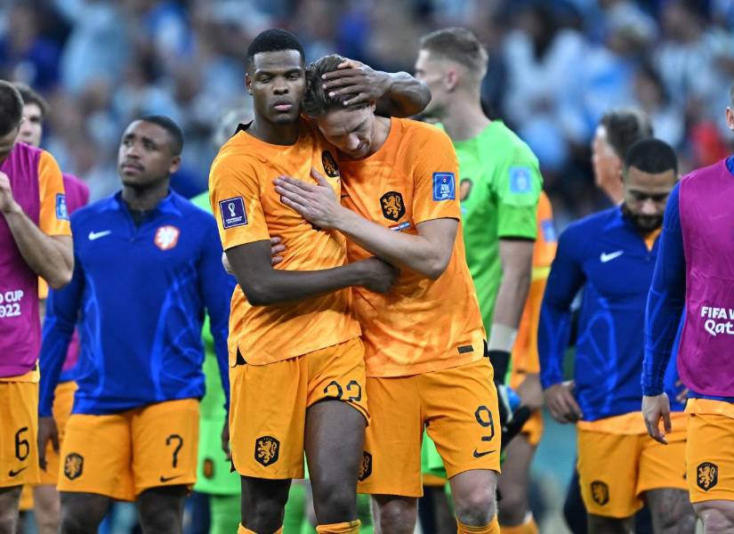 Jugadores de Países Bajos salen tristes de la cancha tras caer en penales ante Argentina.