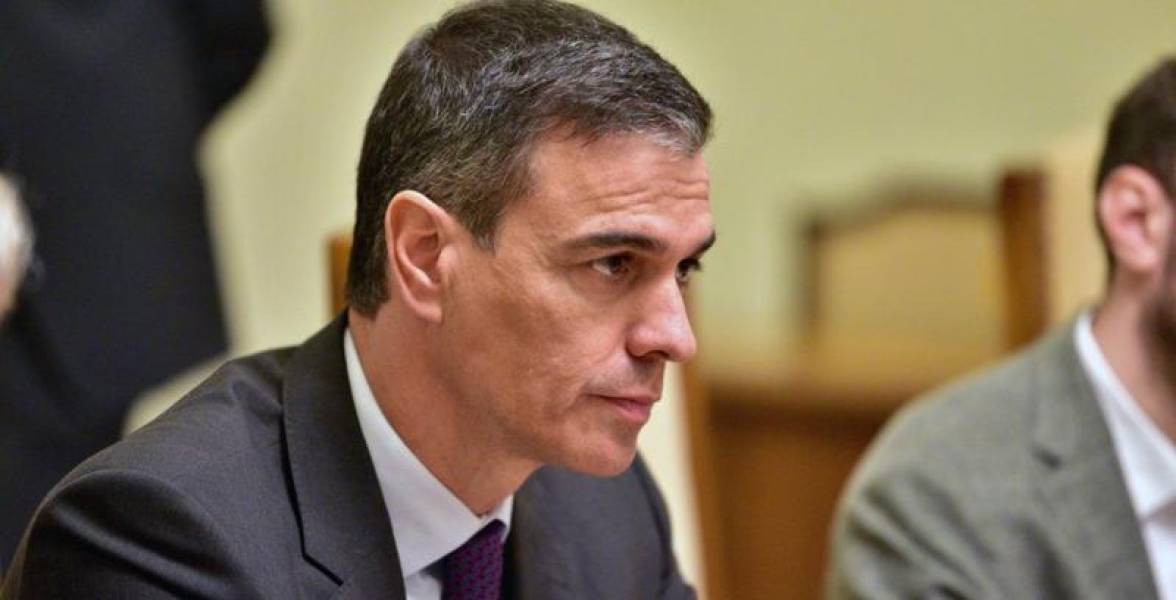 El presidente del gobierno español, Pedro Sánchez, anuncia que no dimitirá tras las acusaciones contra su esposa