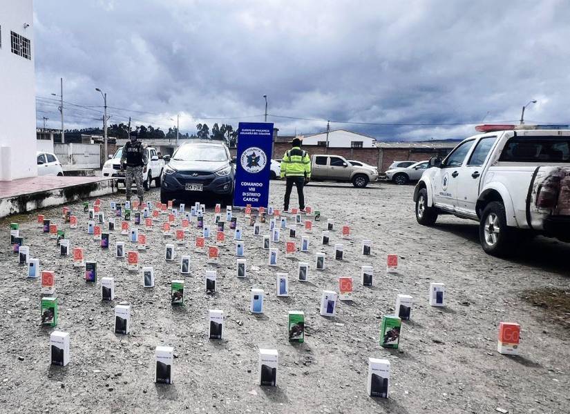Imagen de los celulares hallados en un vehículo que cruzó el Puente Internacional de Rumichaca.