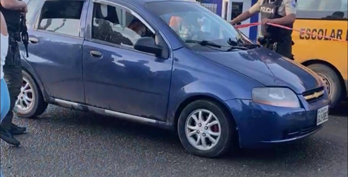 Tres guías penitenciarios fueron asesinados dentro de un carro en Portoviejo