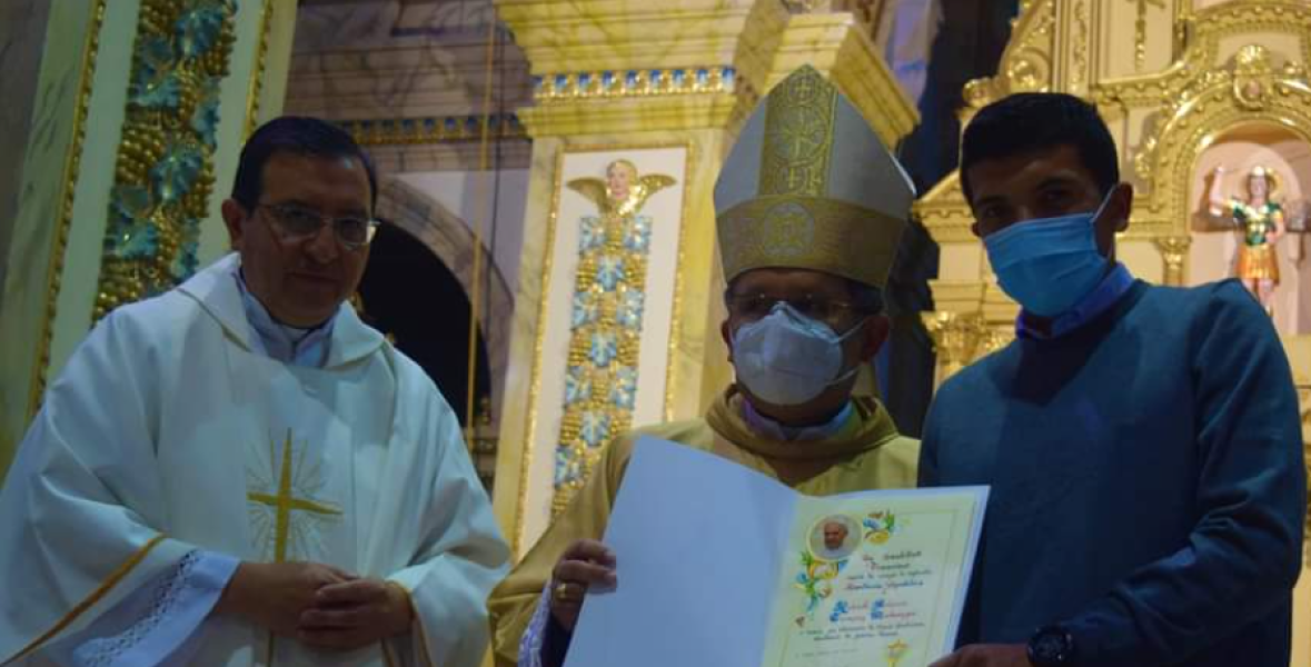 Richard Carapaz es bendecido por el papa Francisco