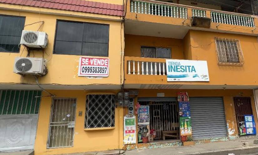 Vivienda con el letrero de se vende en Durán.