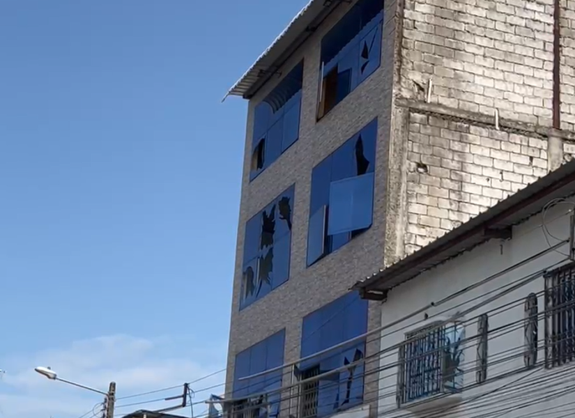 El estallido dejó daños en las ventanas de un edificio y otras casas.