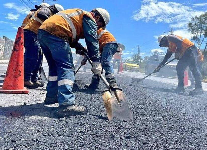 Imagen referencial de obreros trabajando en repavimentación, en Quito.