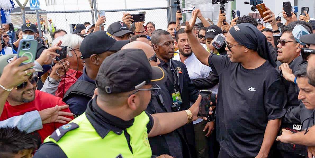 Ronaldinho ya está en Manta y disputará un amistoso en el Jocay