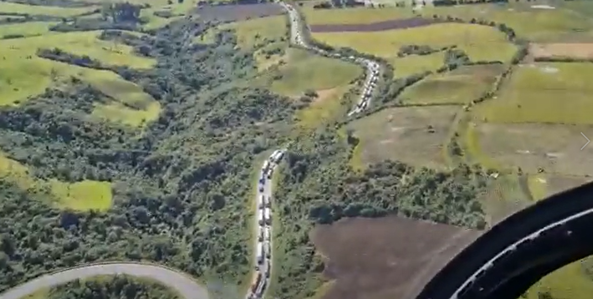 Decenas de camiones permanecen varados en la vía Alóag-Santo Domingo