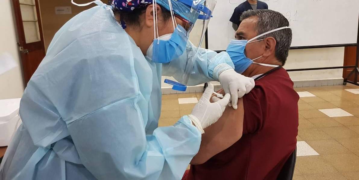 Ecuador inicia vacuna con tercera dosis anticovid-19 a personal no sanitario