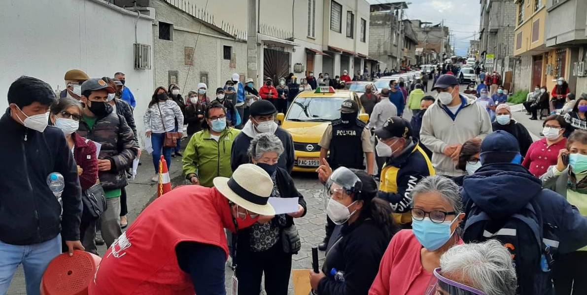 Aglomeración en segundo día de reactivación de la vacunación en Quito