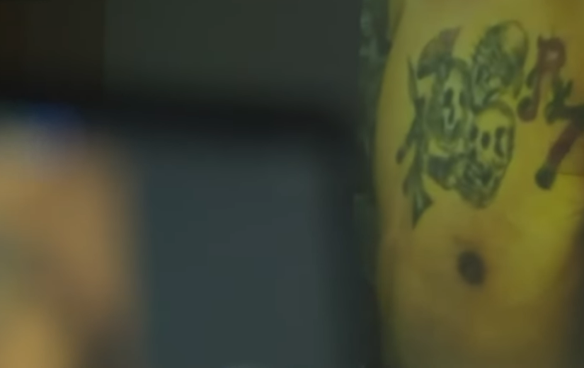 Imagen de los tatuajes de un ecuatoriano detenido en Chile.