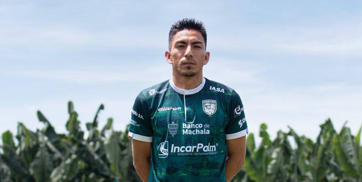 Ángel Mena fue suspendido con un partido por retrasar su salida del campo de juego