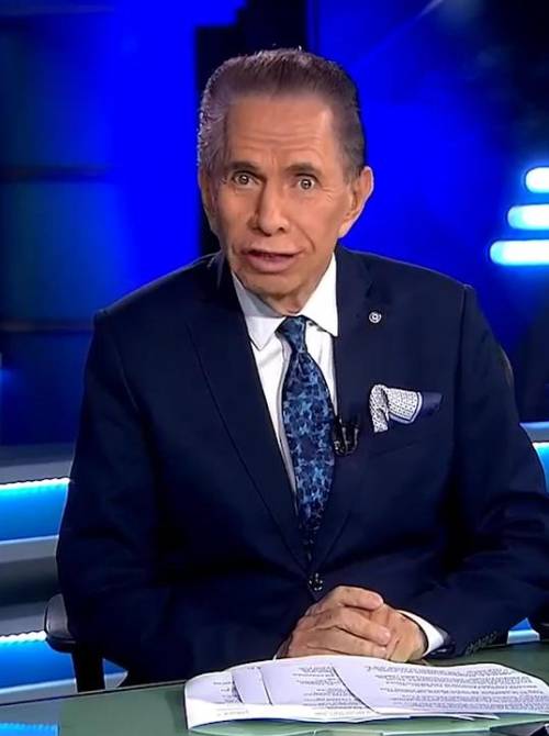 Después de hacer su último noticiero, Don Alfonso recibió el cariño de quienes lo quieren y lo admiran.