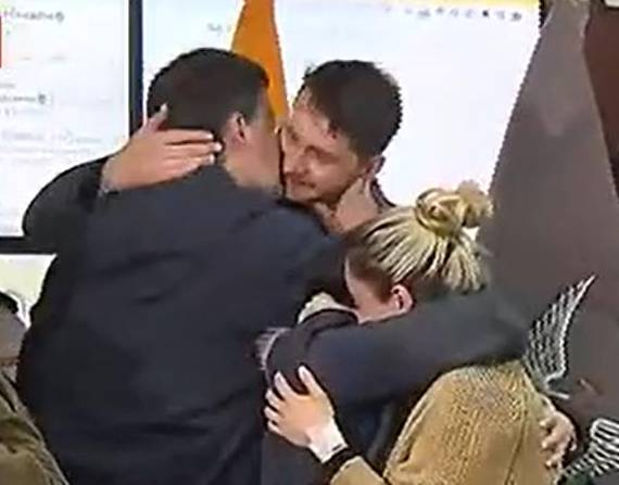 Momento en el que Vanessa Egas y Mauricio Martínez se abrazaron con sus allegados en la Comandancia de la Policía.