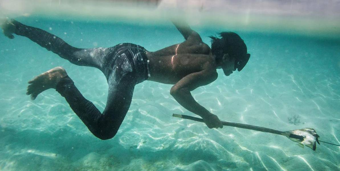 ¿Conoces a los Bajau? Los primeros humanos que por mutación del ADN pueden sumergirse 13 minutos bajo el agua