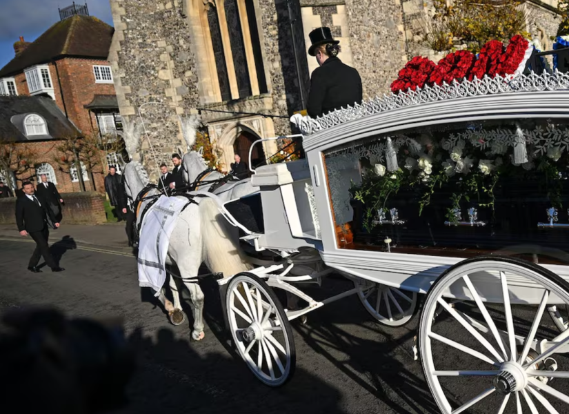 Féretro de Liam Payne arriba a la iglesia St Mary the Virgin.
