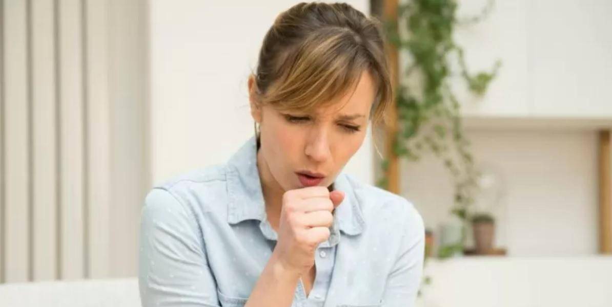 Cómo aliviar la tos con la que quedas después de recuperarte de COVID-19