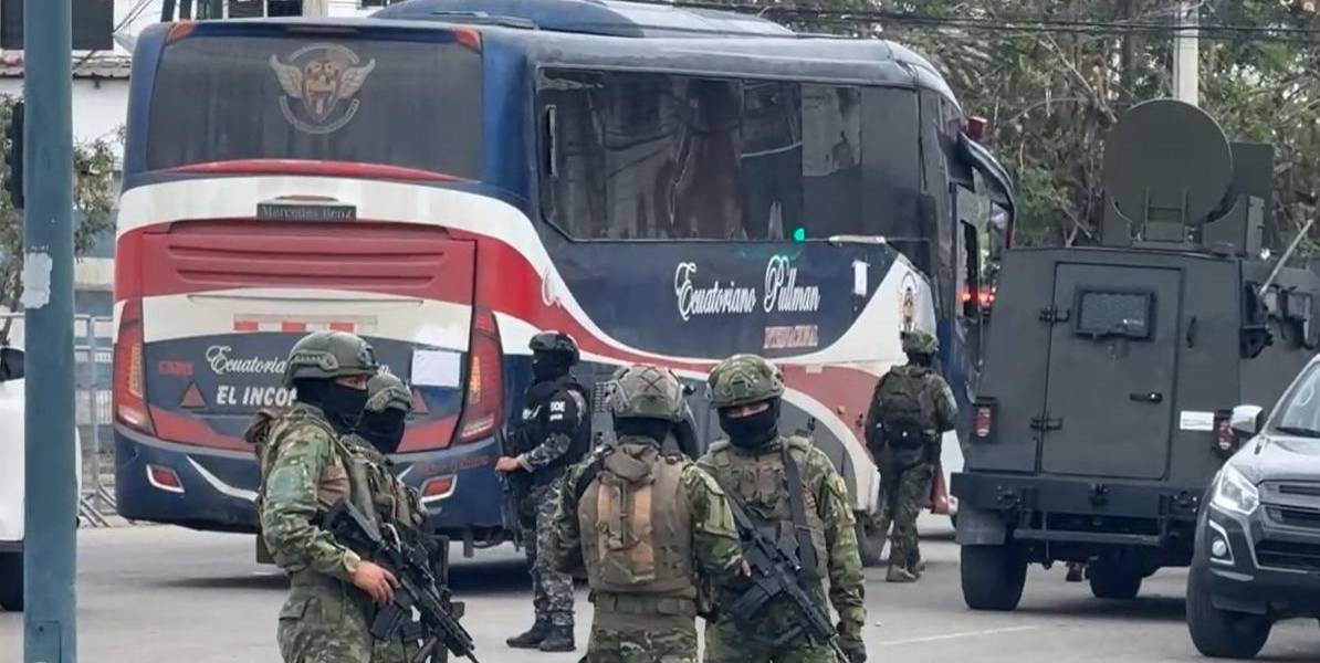 80 reos son trasladados afuera de la cárcel de la Machala tras detonación de un dron